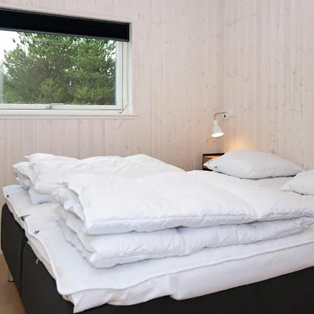 10 Person Holiday In R M *
